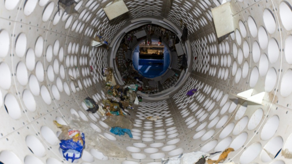Deze trommelzeef van de Kunststof Sorteer Installatie (KSI) bij afvalverwerker Omrin is de eerste schakel in het complexe recyclingproces van kunststoffen (foto: Omrin)