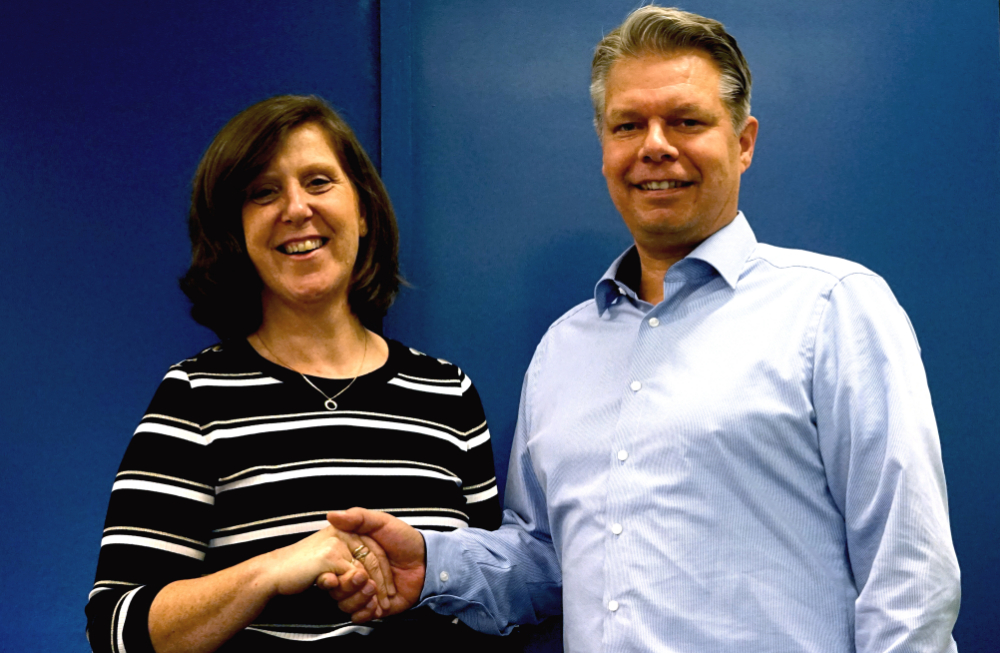 Veerle Fincken (VOM) en Timo van Leent (Mikrocentrum) slaan voor de volgende edities van Eurofinish en Materials de handen ineen