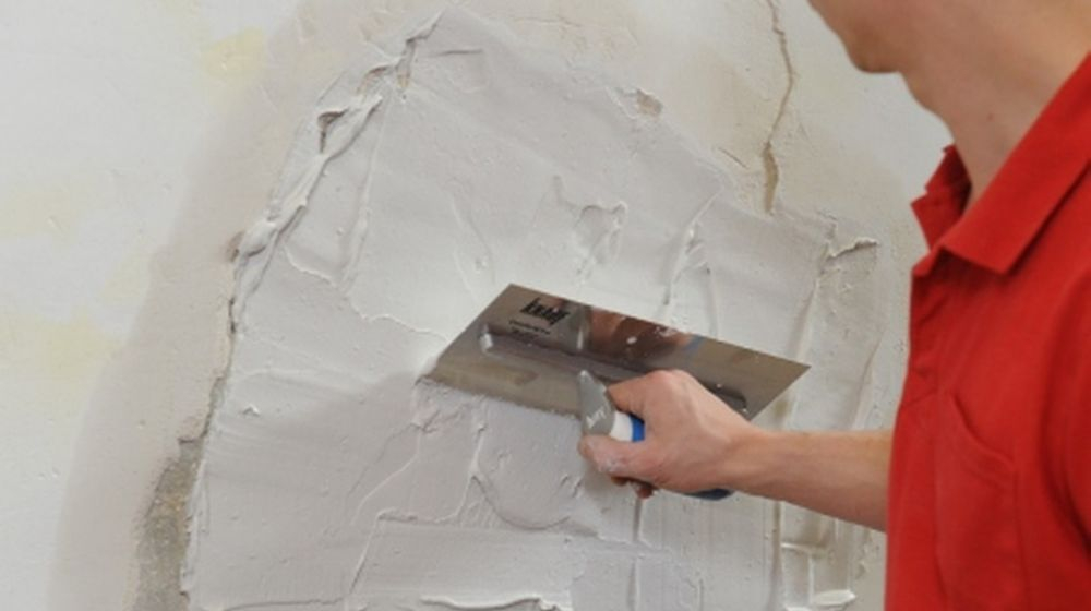 eerste laag aanbrengen renovatiepleister