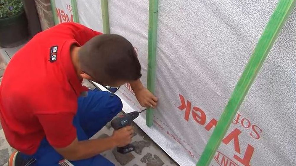 dampscherm bevestigen gevelbekleding plaatsen