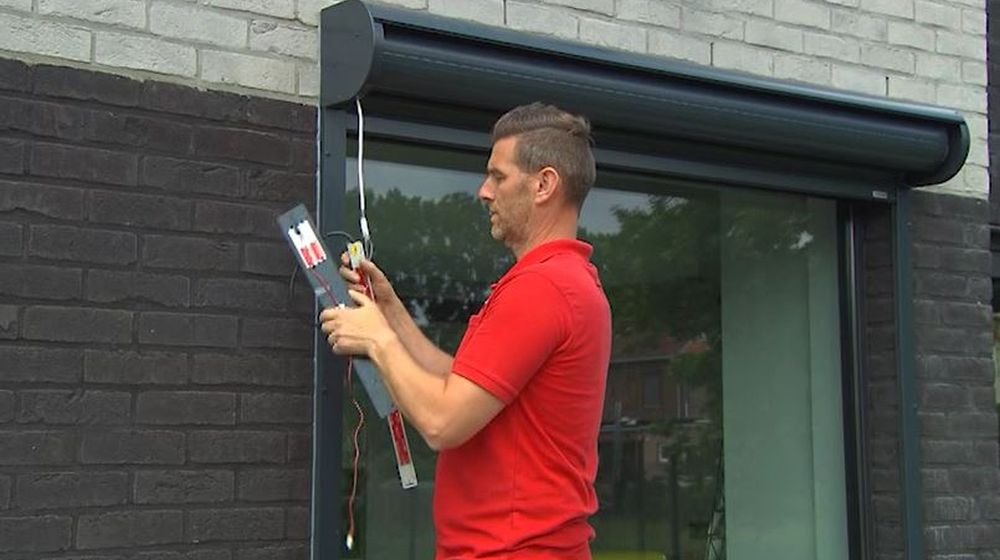 batterij en zonnepaneel voorzetrolluiken