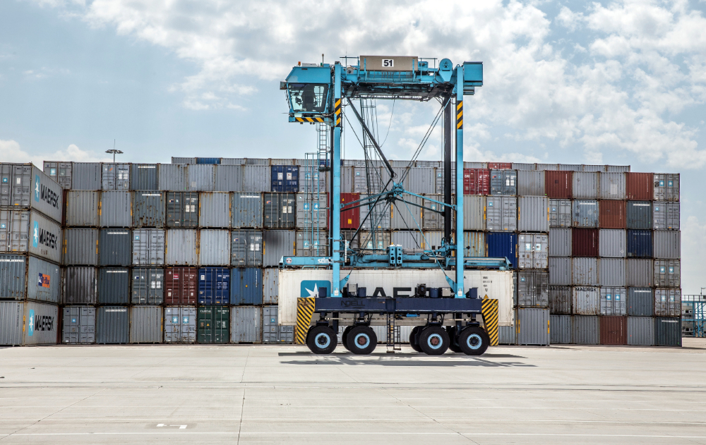 Straddle carrier APM Terminals Rotterdam