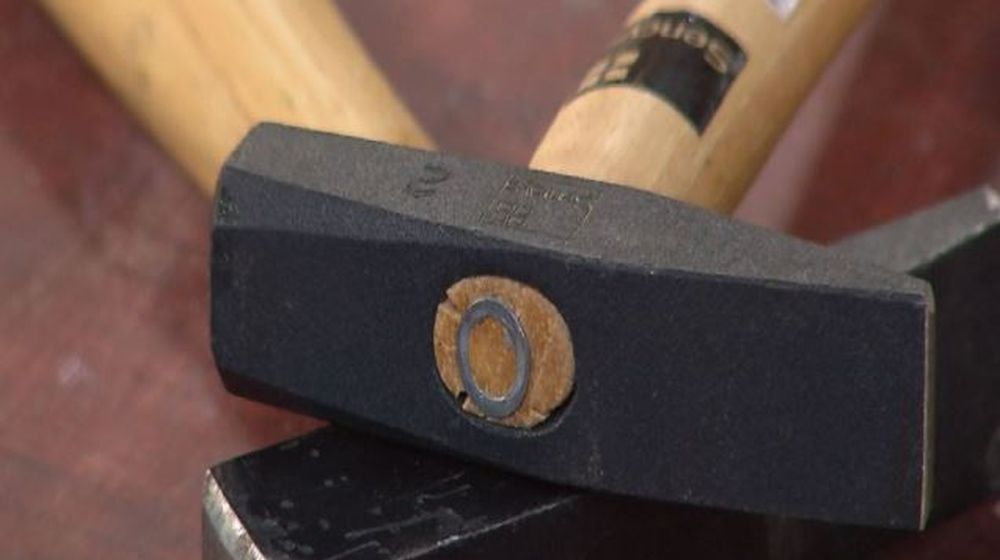 kop op steelhamer toolbox gereedschap