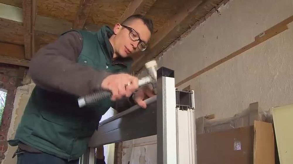 windlat raam met rolluik