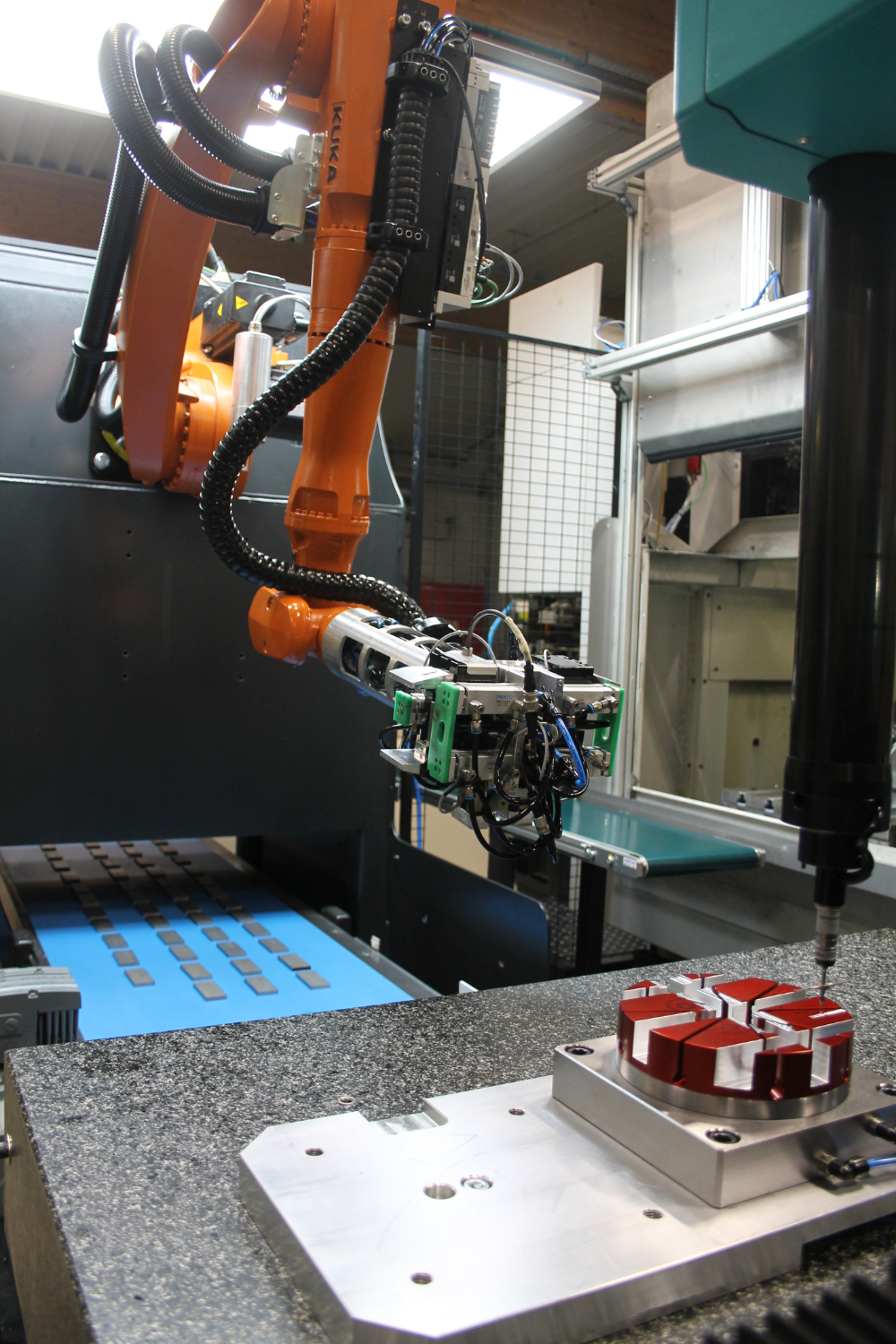 Om het productieproces te automatiseren, besloot Dumoulin Aero te investeren in een robot met transportbanden, een cameradetectiesysteem en elektrische grijpers