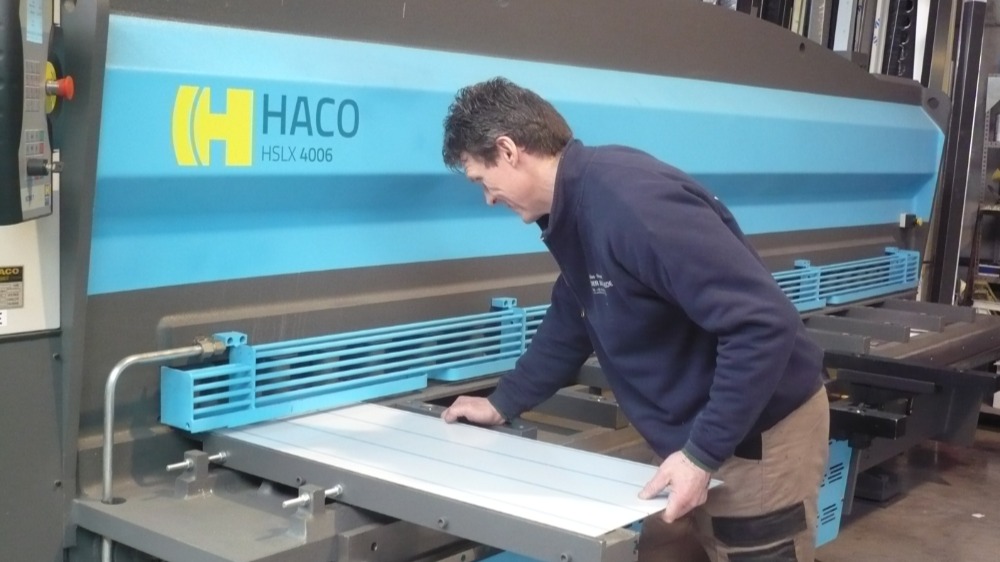 De guillotineschaar met hydraulisch plaatophoudsysteem  aan de achterzijde en Sheet Back to Sender-functie