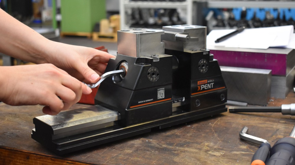 De 5-assige machineklemmen van Hoffmann, op de foto uitgerust met zachte bekken