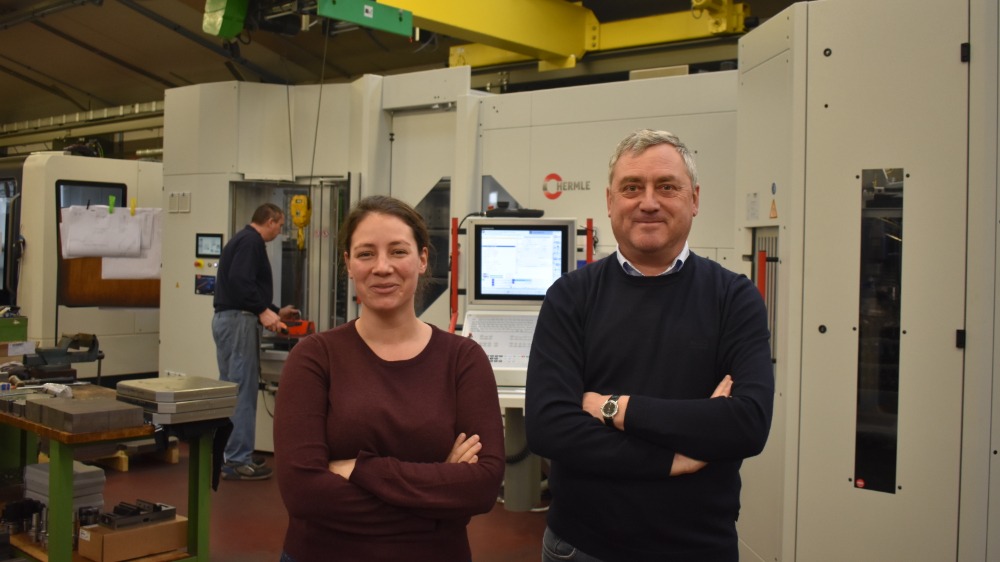 Ann-Sofie Denoo en vader Rik Denoo voor het nieuwe C400-bewerkingscentrum van Hermle