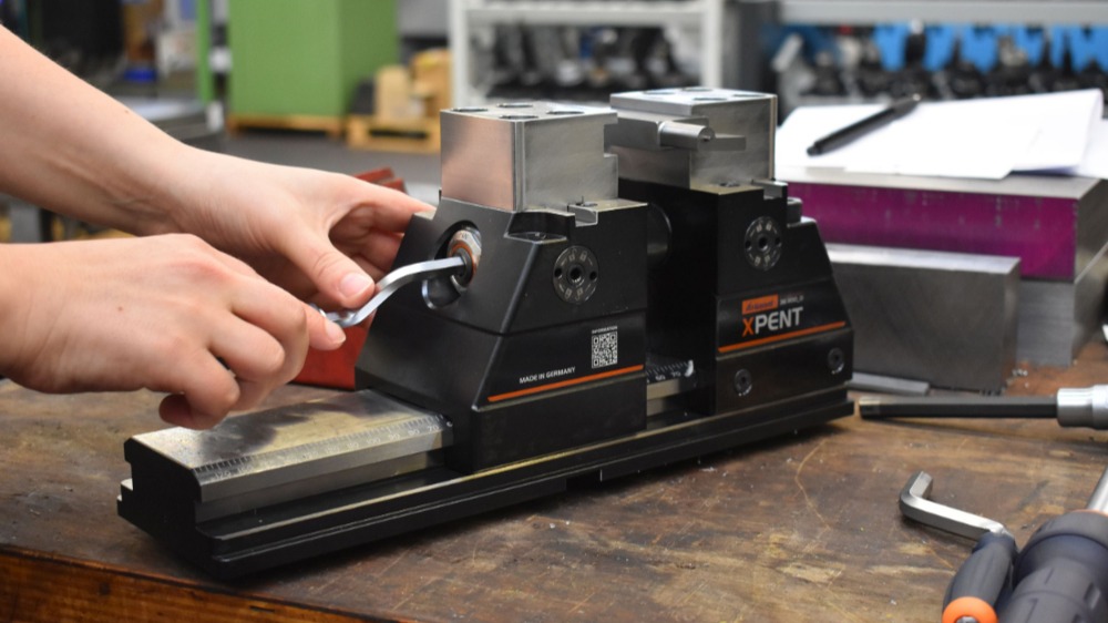 De 5-assige machineklemmen van Hoffmann, op de foto uitgerust met zachte bekken