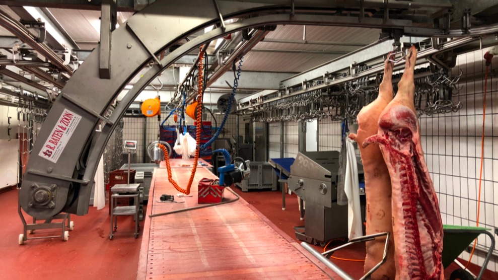 Baten & Zoon is thuis bij zowat elke (grote) slachterij van België en zelfs daarbuiten met tal van producten, van kleine materialen als haken en pikken, tot complete slachthuisinrichtingen