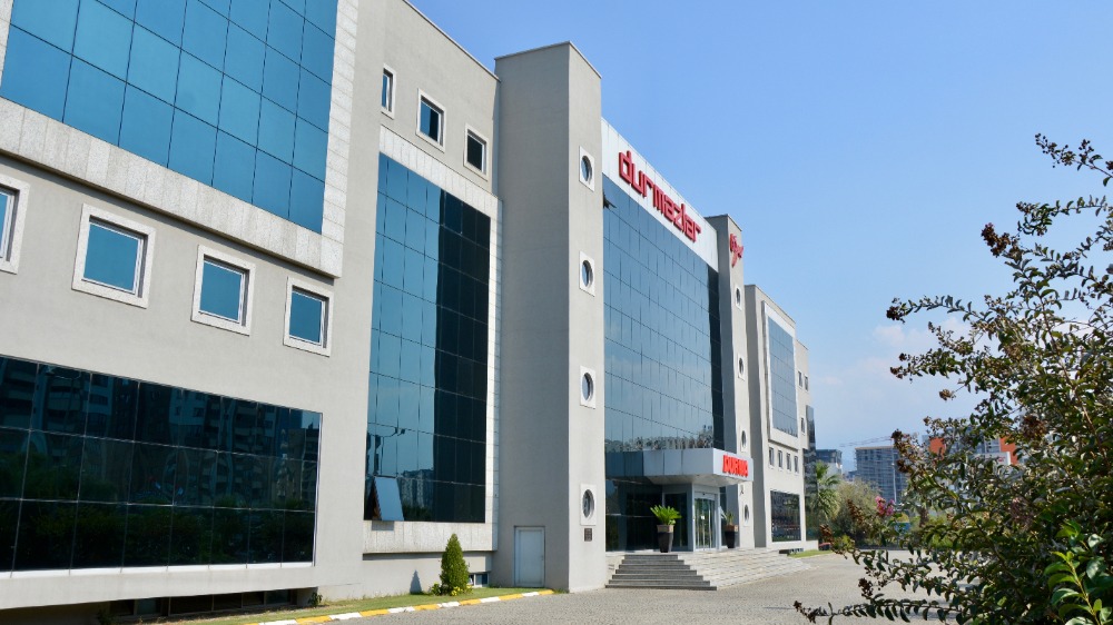 De hoofdingang van Durmazlar. De dikke muren en vloeren moeten het&nbsp;gebouw beschermen tegen de vele aardbevingen in de streek