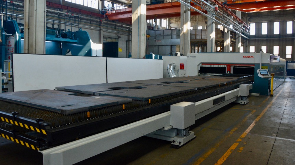 Cette machine de d&eacute;coupe laser &agrave; fibre de 12 sur 3 m est pr&ecirc;te &agrave; partir en Grande-Bretagne