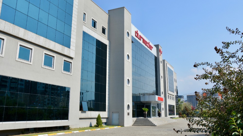 L'entrée principale de Durmazlar. Les murs et les sols épais sont censés protéger le bâtiment des nombreux tremblements de terre