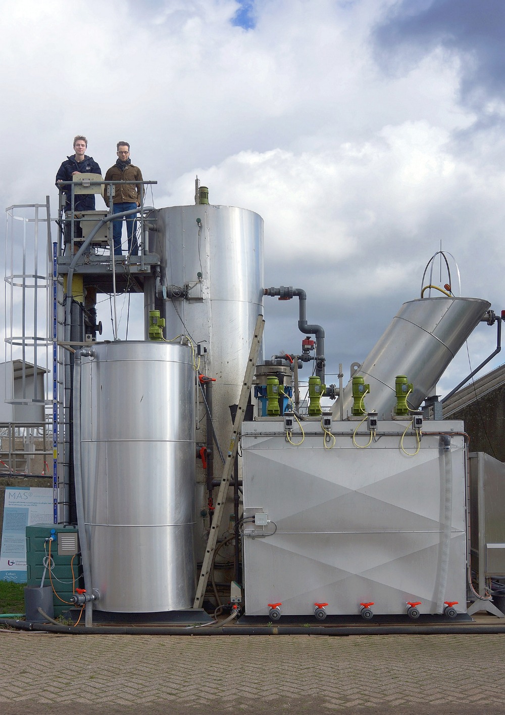 Prof. dr. ir. Siegfried Vlaeminck (rechts) en stagiair Martijn van Hoogendoorn boven op de testinstallatie in NieuwveerProf. dr. ir. Siegfried Vlaeminck (rechts) en stagiair Martijn van Hoogendoorn boven op de testinstallatie in Nieuwveer