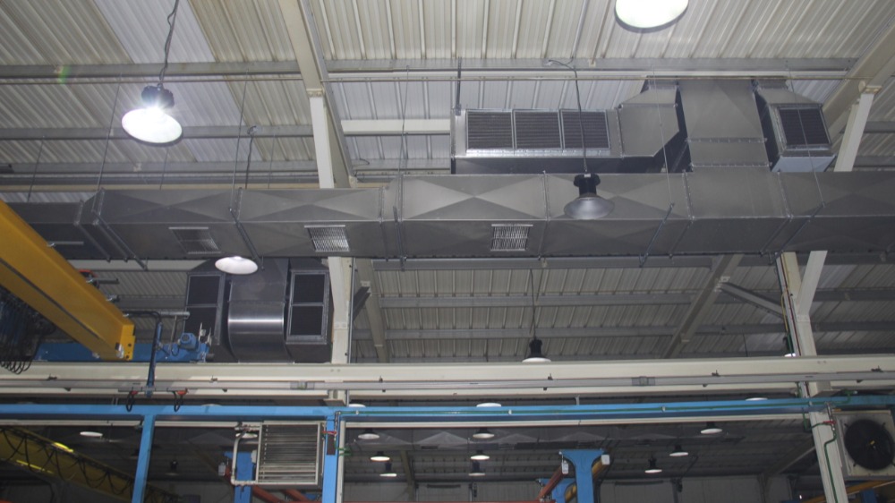 De inblaaspatronen zijn op maat gemaakt, zodat de verse, gekoelde en gefilterde lucht effectief en optimaal tot bij de operatoren komt.