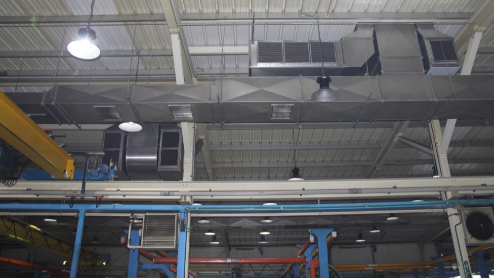 Les mod&egrave;les d'insufflation sont r&eacute;alis&eacute;s sur mesure, afin que l'air frais, refroidi et filtr&eacute; aboutit effectivement et de fa&ccedil;on optimale jusqu'aux op&eacute;rateurs.