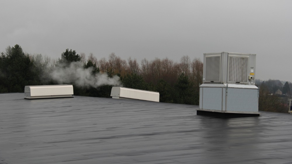 Sur le toit, deux unit&eacute;s ext&eacute;rieures dont le conduit d&rsquo;insufflation est reli&eacute; via une ouverture dans le toit &agrave; un syst&egrave;me de distribution de l&rsquo;air dans l&rsquo;aire de production. Et une section de m&eacute;lange d&rsquo;air pour r&eacute;cup&eacute;rer la chaleur lors des journ&eacute;es plus froides