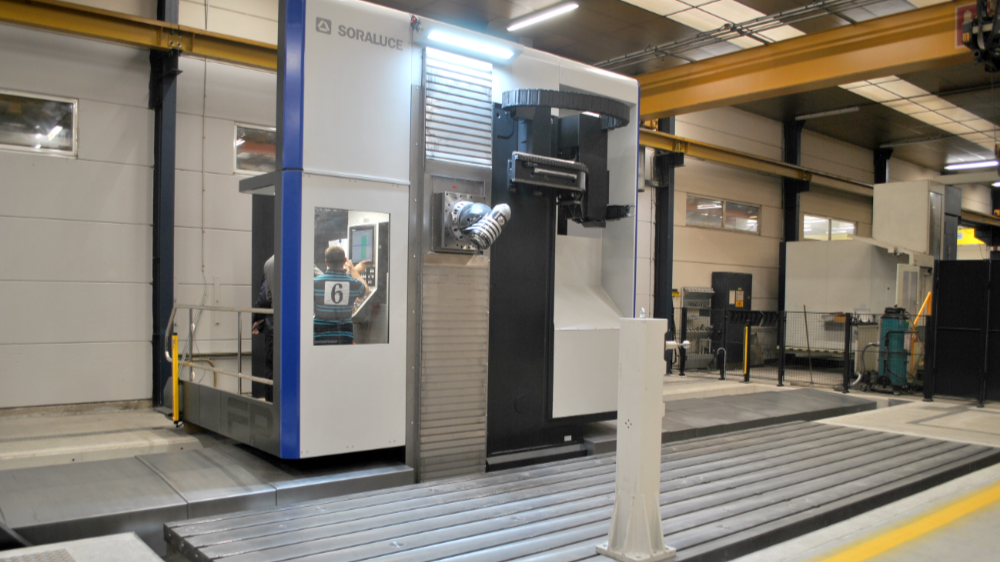 De nieuwe freesmachine heeft een grotere capaciteit qua afmetingen van de onderdelen, een nog grotere precisie én de mogelijkheid om de machine op de achtergrond te laten werken, wat meer flexibiliteit biedt