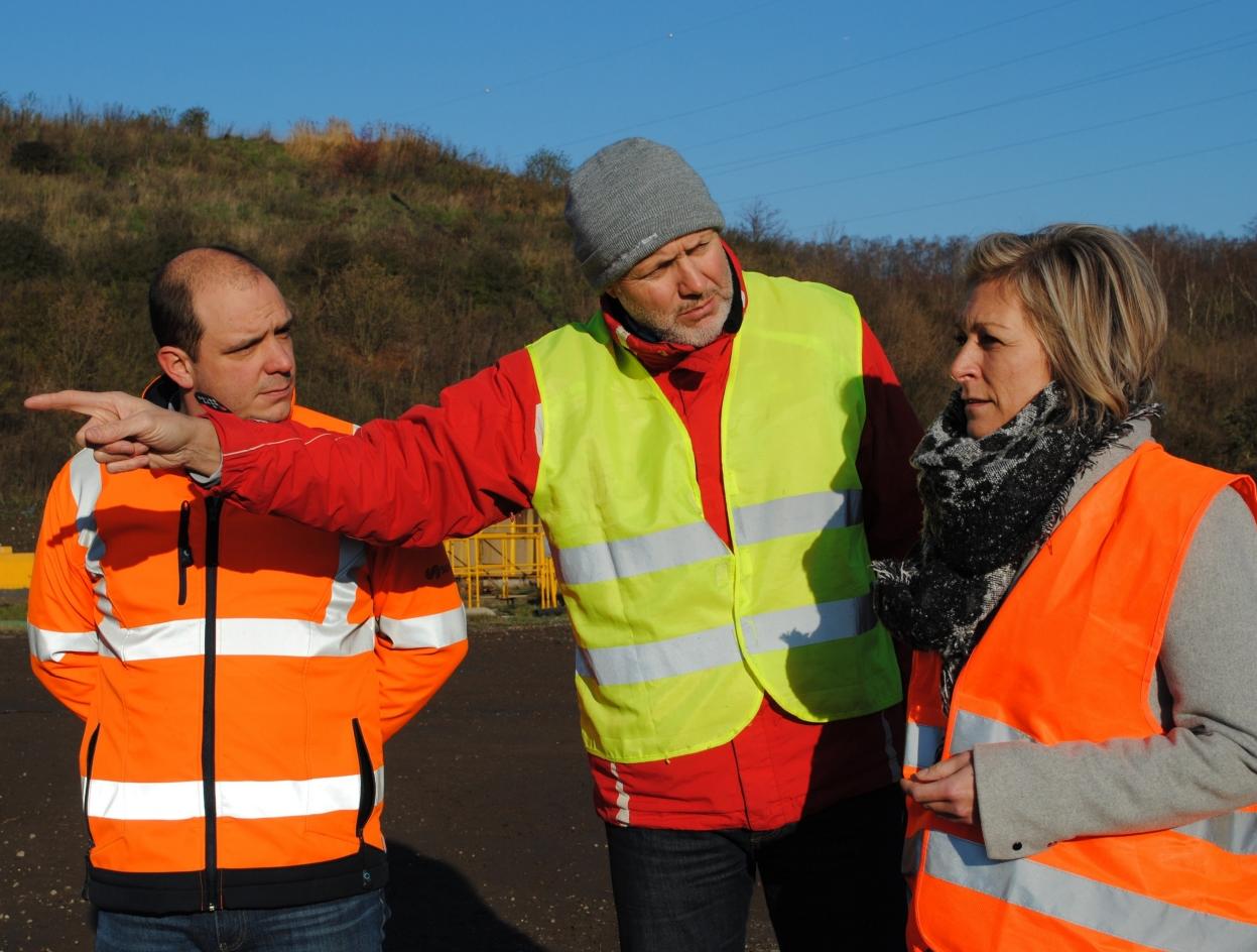 Patrick Leonard (Senior Sales Engineer Aerzen, centraal in beeld) geeft Dimitri Bertholet en Marketing Coordinator Chantal Frederick uitleg op de site van CETB