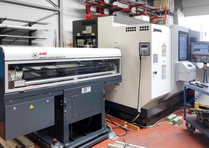 Opvallend zijn de twee turrets (rechts), waardoor de stukken aan beide kanten bewerkt kunnen worden. De barfeeder maakt grotere reeksen mogelijk