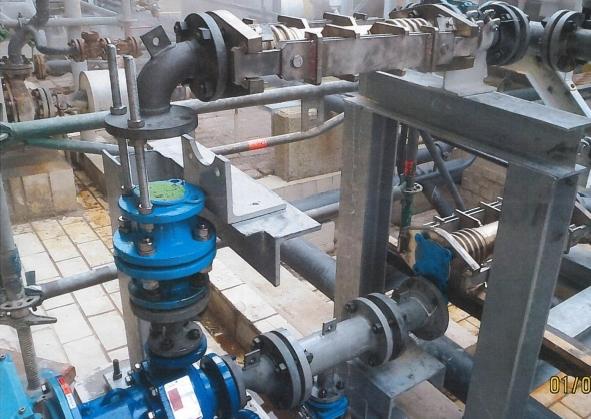 In deze installatie ‘ontkoppelen’ verschillende compensatoren de pomptrillingen van het verdere leidingwerk